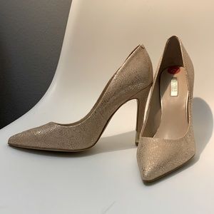 NWT Gorgeous metallic gold Guess heels